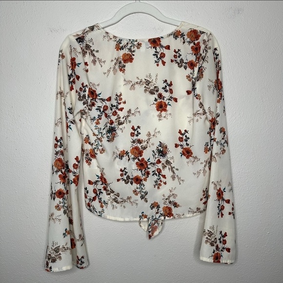NEW Floral Front Tie Fluted Bell‎ Sleeve Top Size Small​ - Picture 2 of 7